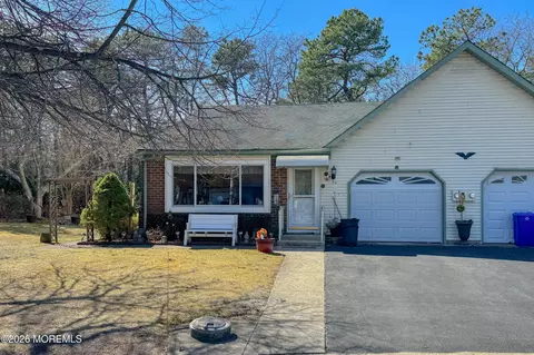 5 Bayberry Ln #A, Whiting, NJ 08759