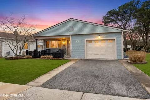 3 Woodstock Dr, Toms River, NJ 08757