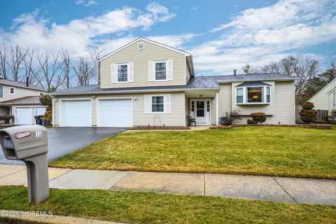 15 Hearth Ct, Howell, NJ 07731
