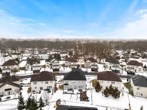 21 Dahlia Ct, Piscataway, NJ 08854