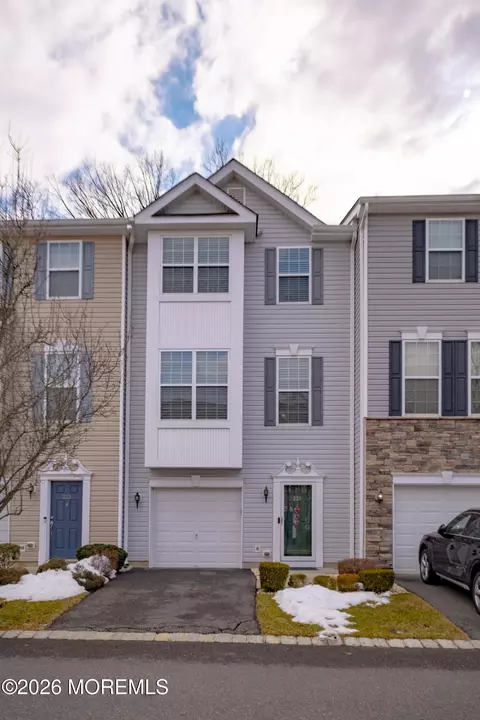221 Chickadee Ct, Freehold, NJ 07728