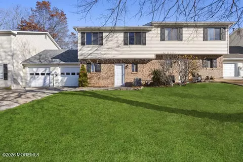 7 Tracey Ct, Howell, NJ 07731