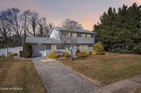 972 Quartz Dr, Toms River, NJ 08753
