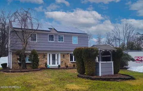 23 Livingston Ln, Manalapan, NJ 07726