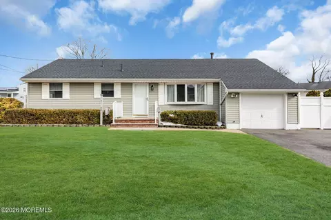 201 Summit Ave, Belford, NJ 07718