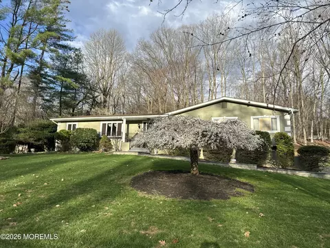11 Mount Dr, Holmdel, NJ 07733