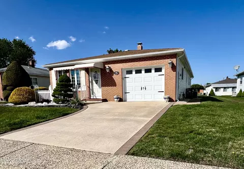 16 Tivoli St, Toms River, NJ 08757