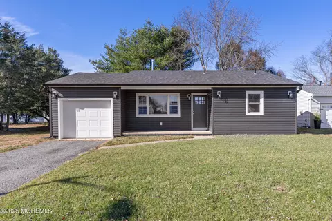 18 Bolingbroke Dr, Toms River, NJ 08757