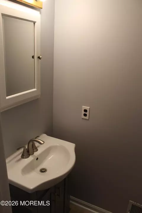 Bath - 435 Frank Applegate Rd, Jackson, NJ 08527 photo 2 of 8