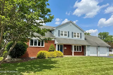 13 Arthur Pl, Middletown, NJ 07748