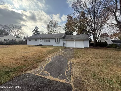 574 Hopping Rd, Belford, NJ 07718
