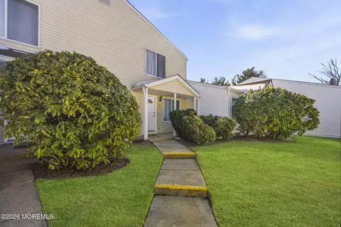 6 Woodmere Ct, Freehold, NJ 07728