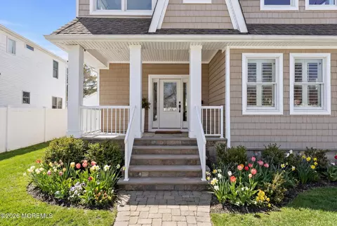 Exterior - 90 Washington St, Rumson, NJ 07760 photo 3 of 4