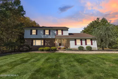 33 Beechwood Dr, Robbinsville, NJ 08691
