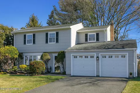 7 Meadow Ct, Hazlet, NJ 07730