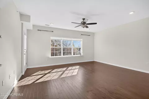 67 Grabowski Dr, Parlin, NJ 08859 photo 4