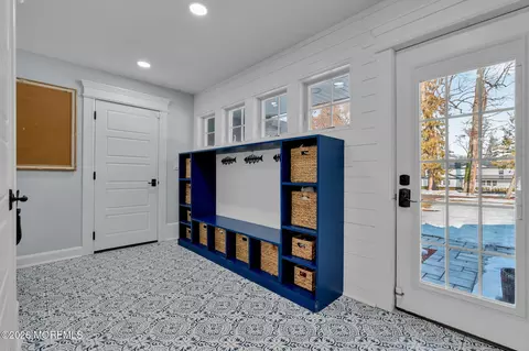Entry Way - 2 Tulip Tree Ln, Rumson, NJ 07760 photo 3 of 7