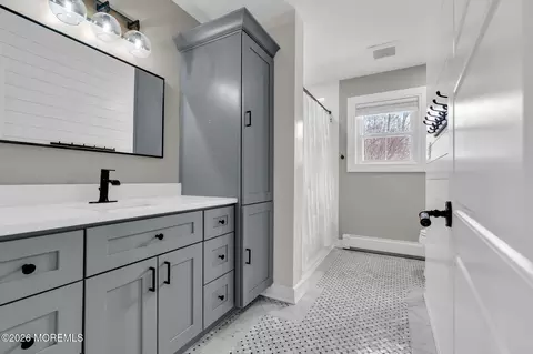 Bath - 2 Tulip Tree Ln, Rumson, NJ 07760 photo 8 of 11