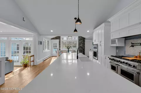 Kitchen - 2 Tulip Tree Ln, Rumson, NJ 07760 photo 4 of 6