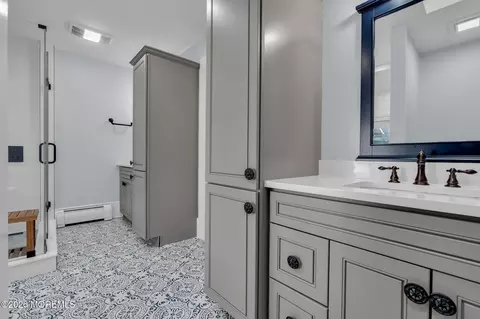 Bath - 2 Tulip Tree Ln, Rumson, NJ 07760 photo 1 of 11