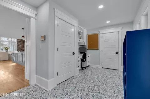 Entry Way - 2 Tulip Tree Ln, Rumson, NJ 07760 photo 4 of 7