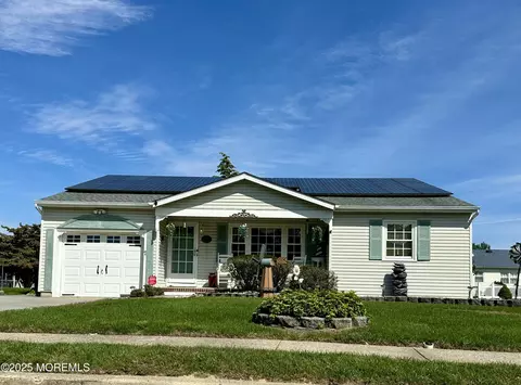 7 Bedford Ct, Toms River, NJ 08757