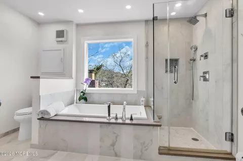 Bath - 531 Locust Point Rd, Rumson, NJ 07760 photo 1 of 4