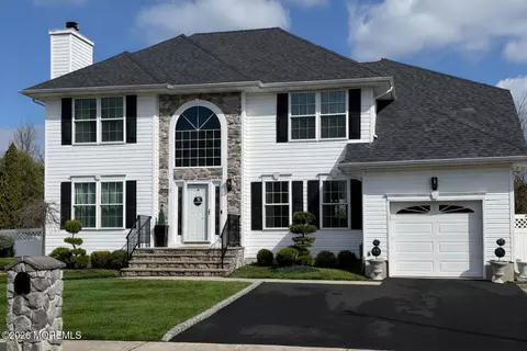 8 Heritage Dr, Englishtown, NJ 07726