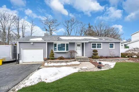 7 Pennsylvania Ave, Jackson, NJ 08527