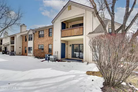 902 Harbor Club Dr #902, Parlin, NJ 08859