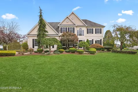 16 Stream Bank Dr, Freehold, NJ 07728