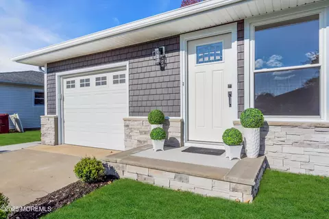 17 Palmetto Point St, Toms River, NJ 08757