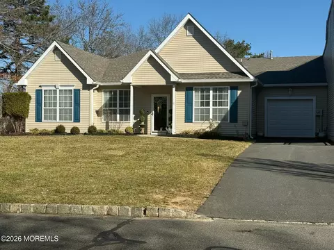 6 Sunnybrook Ln, Lakewood, NJ 08701
