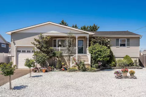 3251 Oceanic Dr, Toms River, NJ 08753