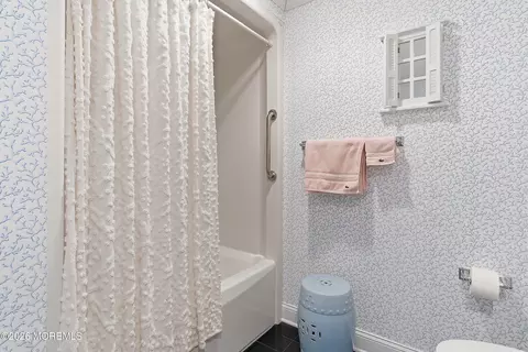 Bath - 33 Sands Point Rd, Waretown, NJ 08758 photo 2 of 5