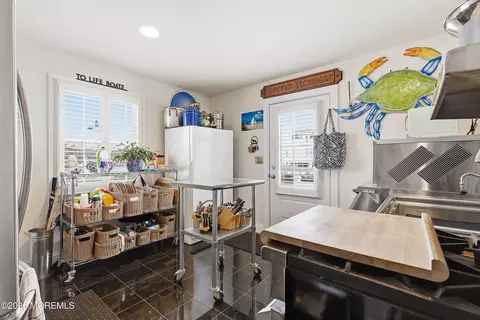 Kitchen - 33 Sands Point Rd, Waretown, NJ 08758 photo 2 of 9