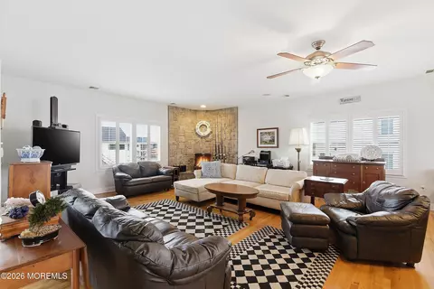 Living - 33 Sands Point Rd, Waretown, NJ 08758 photo 2 of 4