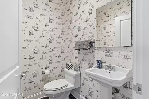 Bath - 33 Sands Point Rd, Waretown, NJ 08758 photo 3 of 5