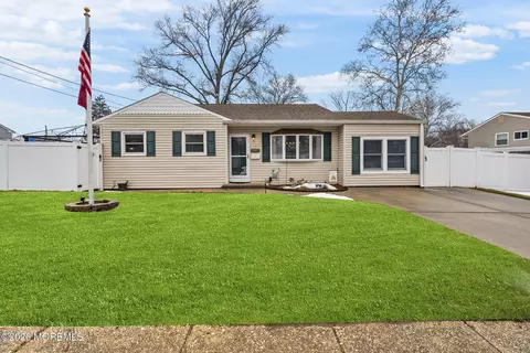 12 Fairview Ln, Hazlet, NJ 07730