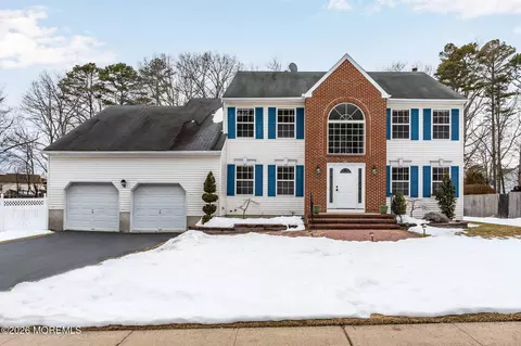 482 Meadowood Rd, Jackson, NJ 08527