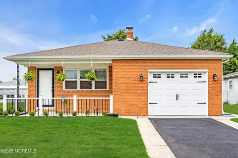 8 Rio Ct, Toms River, NJ 08757