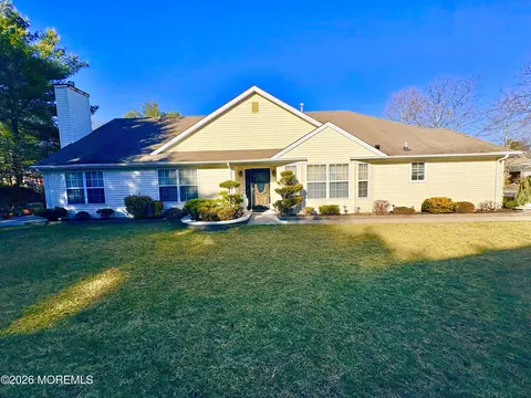 16 Round Valley Ct, Lakewood, NJ 08701