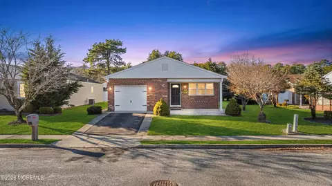 1 Cardiff Ct, Toms River, NJ 08757