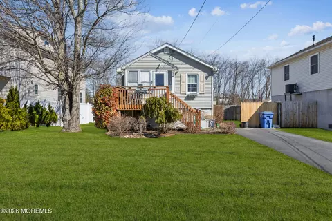 33 Willow St, Port Monmouth, NJ 07758
