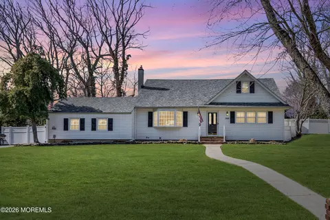 868 Royal Ln, Toms River, NJ 08753