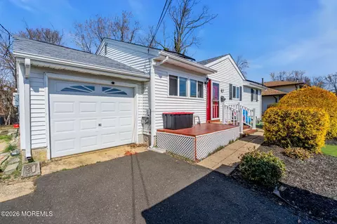 32 Koenig Ln, Freehold, NJ 07728