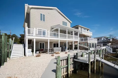 20 Edgewater Dr, Tuckerton, NJ 08087
