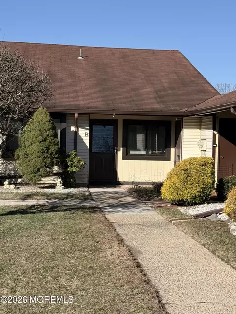 81 Amberly Dr #B, Manalapan, NJ 07726