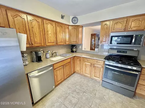 Kitchen - 33 Balmoral Ct, Matawan, NJ 07747 photo 1 of 2
