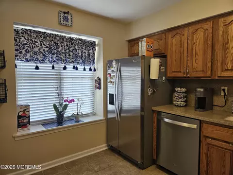 Kitchen - 33 Balmoral Ct, Matawan, NJ 07747 photo 2 of 2